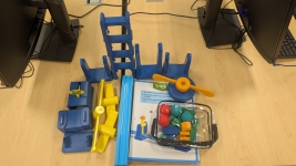 displays blue and yellow pieces, as well as other small pieces of Chain Reaction Kit